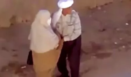 یک مرد باتجربه یک بلوند لاغر را در جوراب عكس كير وكون لعنتی