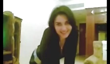 تکیه دادن به یک الاغ برهنه در برابر عکس دوکیردریک کس یک درخت ، bbw به تنه خیره شده بود