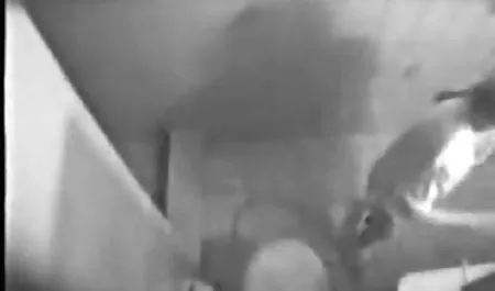دختر در جوراب به توالت نگاه کرد و خودش عكس كير و كس را از شیر آب شست