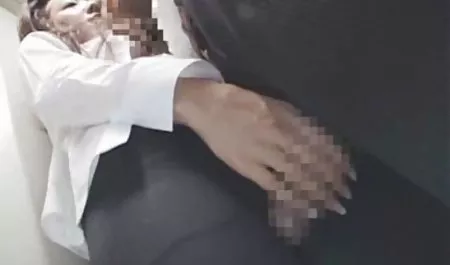 دختر پا عکس کونکس بلند دو انگشت درج کرد