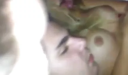 سبزه از آلت تناسلی سالم با صدای بلند ناله می کون وکس خفن کند