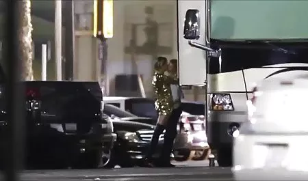 جانور بور روی میز نوک سینه اش سکسی سیاوش دلسوز را نوازش می کند