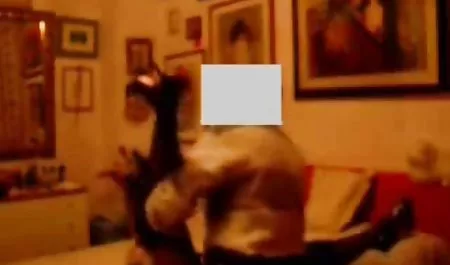 دختر عكس كير وكون زیر درخت ایستاده بود و با لذت قسم خورد
