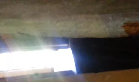 با پاک کردن پاهایش عكس كير وكوس ، بیدمشک خود را نشان داد و شروع به مالیدن کرم روی سینه هایش کرد
